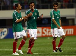 Héctor Moreno celebra con sus compañeros Hernández y Efraín Juárez tras derrotar a El Salvador en la Copa Oro. MEXSPORT  /