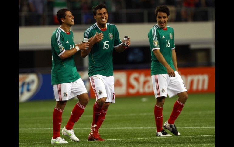 Héctor Moreno celebra con sus compañeros Hernández y Efraín Juárez tras derrotar a El Salvador en la Copa Oro. MEXSPORT  /