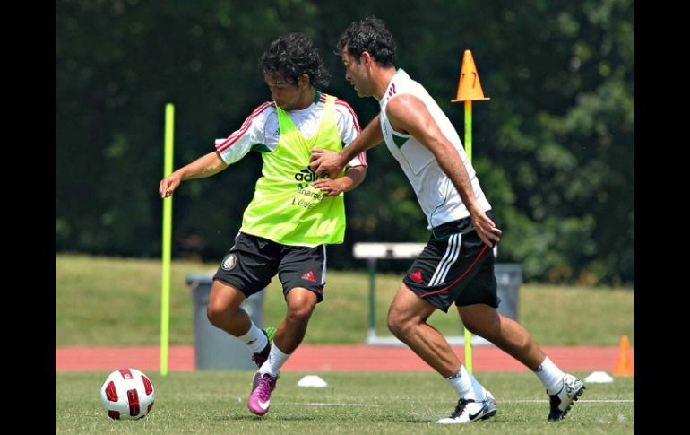 Christian Bermúdez durante una sesión de entrenamiento junto a Rafael Márquez. MEXSPORT  /