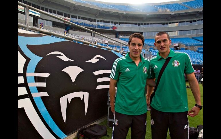 Los mexicanos, Efraín Juárez y Jorge Torres, tras una sesión de entrenamiento. MEXSPORT  /