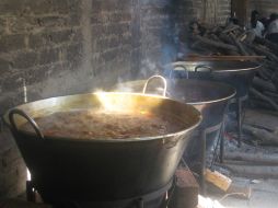 Un ingrediente indispensable es la comida: 200 kilos de carne en un guisado que hierve en enormes cazuelas. ESPECIAL LILIANA RIVAS  /