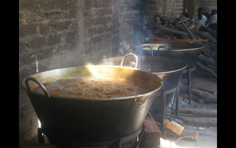 Un ingrediente indispensable es la comida: 200 kilos de carne en un guisado que hierve en enormes cazuelas. ESPECIAL LILIANA RIVAS  /