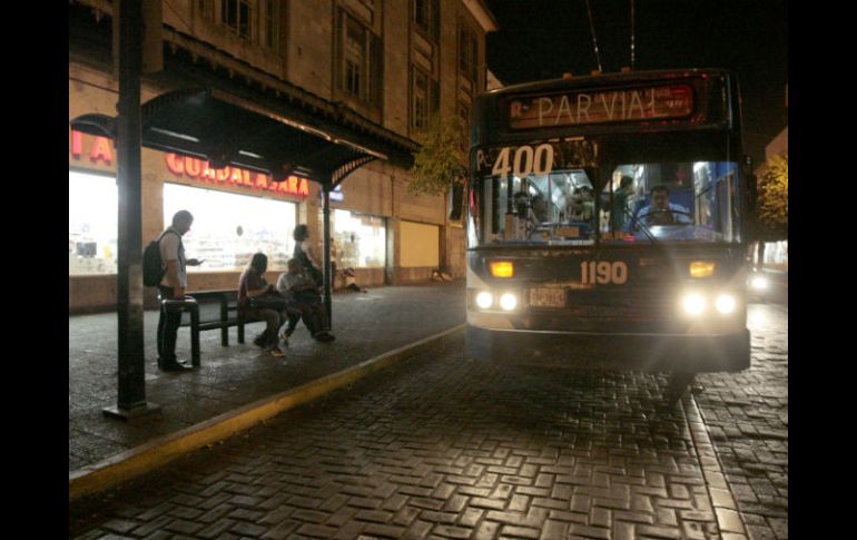 Trabajadores tienen la necesidad de transportarse en la noche, consideran que los camiones nocturnos son una demanda. A. HINOJOSA  /