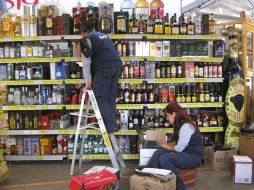 Los agentes se llevaron varias muestras de licores para analizarlas en un laboratorio y saber si están adulteradas. M. PATIÑO  /