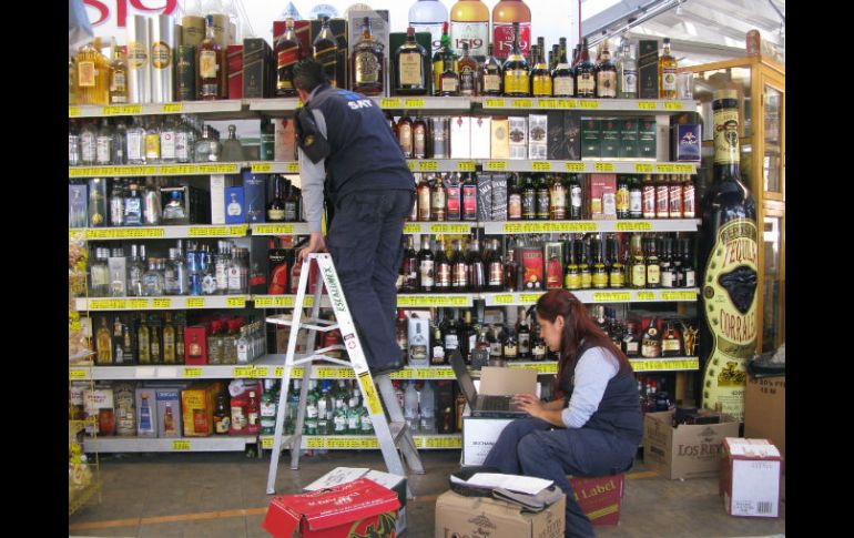 Los agentes se llevaron varias muestras de licores para analizarlas en un laboratorio y saber si están adulteradas. M. PATIÑO  /