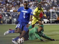 Jerry Bengtson (izq.) se quita al portero para anotar uno de los siete goles del partido. AP  /