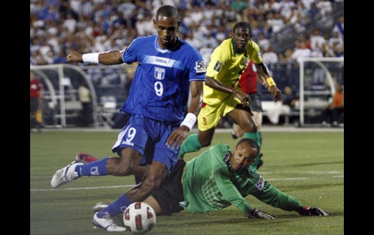 Jerry Bengtson (izq.) se quita al portero para anotar uno de los siete goles del partido. AP  /