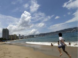 Pese a la amenaza del meteoro, en Acapulco la actividad turística no se interrumpió. EFE  /