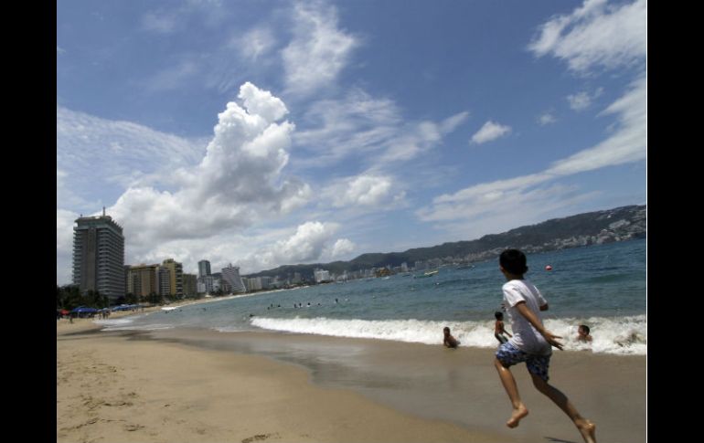 Pese a la amenaza del meteoro, en Acapulco la actividad turística no se interrumpió. EFE  /