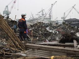 Un policía japonés contempla la devastación causada por el terremoto y tsunami. EFE  /