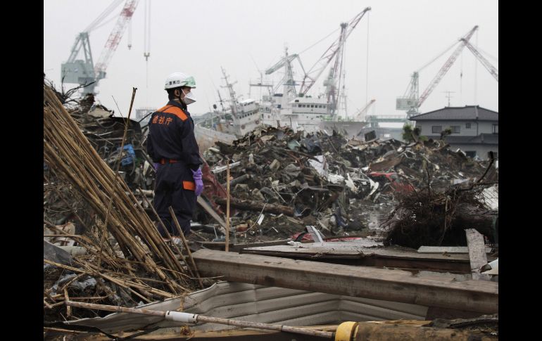 Un policía japonés contempla la devastación causada por el terremoto y tsunami. EFE  /