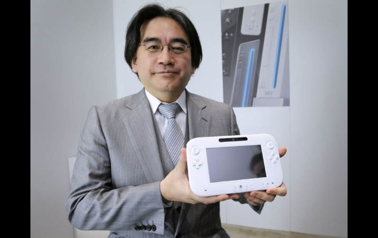 Satoru Iwata muestra la nueva consola de Nintendo durante la feria E3 en Los Ángeles. REUTERS  /