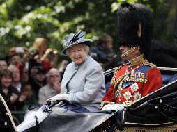 La reina Isabel II y su marido el duque de Edimburgo asisten a la ceremonia ''Trooping the Colour''. EFE  /