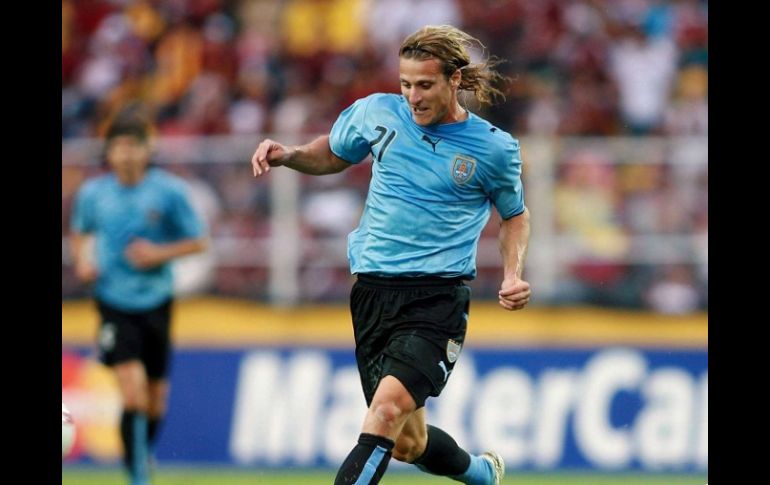 Diego Forlán anotó uno de los goles ante el equipo de Plaza Colonia. MEXSPORT  /