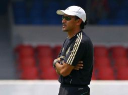 El técnico de la Selección sub-17, Raúl Gutiérrez, observa el partido amistoso ante Francia. MEXSPORT  /