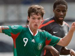 Carlos Fierro, autor del primer gol mexicano, es marcado por un defensa galo. MEXSPORT  /