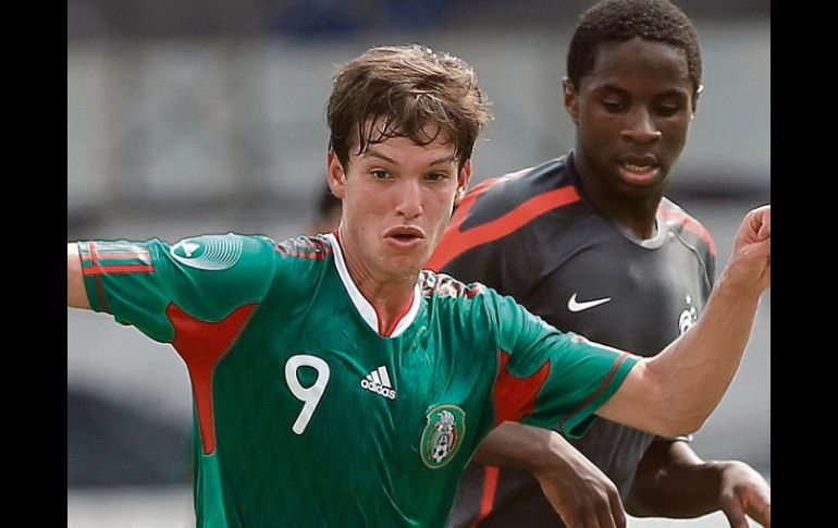 Carlos Fierro, autor del primer gol mexicano, es marcado por un defensa galo. MEXSPORT  /