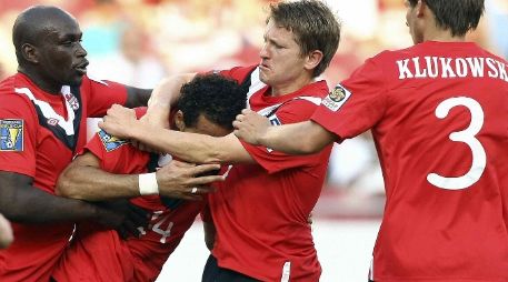 Jugadores de Canadá celebrando el gol. MEXSPORT  /