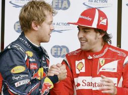 El piloto español de Ferrari, Fernando Alonso (der.), felicita a Sebastian Vettel. REUTERS  /