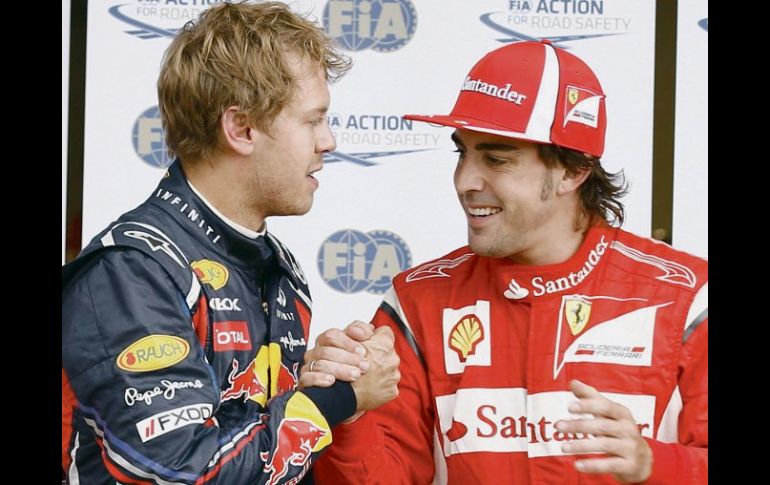 El piloto español de Ferrari, Fernando Alonso (der.), felicita a Sebastian Vettel. REUTERS  /