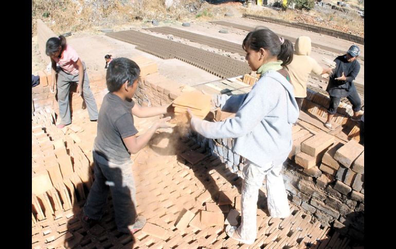 Se estima que cerca de 600 mil infantes realizan tareas en sectores como la minería, la construcción o el campo. EL UNIVERSAL  /