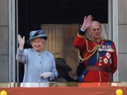 La reina Isabel II y su esposo, el príncipe Felipe, duque de Edimburgo, saludan desde el balcón principal del palacio de Buckingham.EFE  /