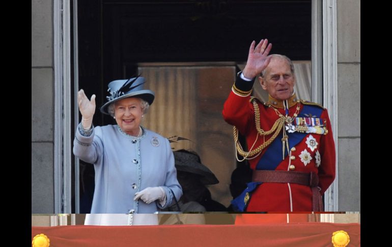 La reina Isabel II y su esposo, el príncipe Felipe, duque de Edimburgo, saludan desde el balcón principal del palacio de Buckingham.EFE  /