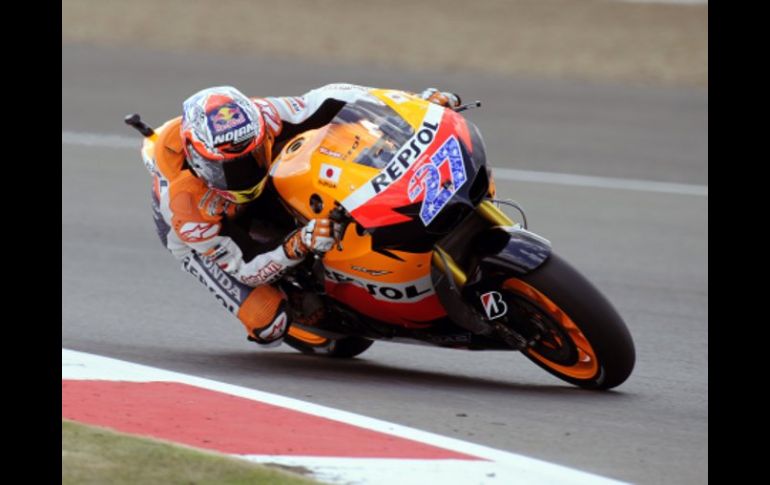 El australiano Casey Stoner, a toda velocidad en el GP de Gran Bretaña. AP  /