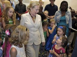 Clinton visita a las familias de los empleados de la embajada de EU en Lusaka. REUTERS  /