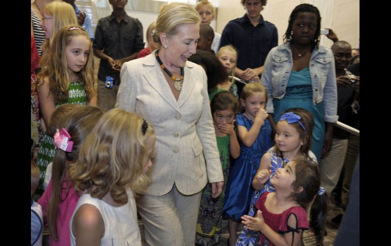 Clinton visita a las familias de los empleados de la embajada de EU en Lusaka. REUTERS  /