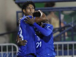 Los jugadores Carlo Costly (i) y Juan Carlos Garcia de Honduras celebran un gol en el duelo ante Granada. EFE  /