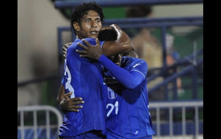 Los jugadores Carlo Costly (i) y Juan Carlos Garcia de Honduras celebran un gol en el duelo ante Granada. EFE  /