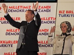 El primer ministro turco, Recep Tayyip Erdogan y su esposa saludan a simpatizantes del Partido Partido de la Justicia y Desarrollo. EFE  /