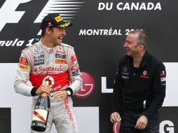 El piloto británico Jenson Button (i), del equipo McLaren Mercedes, celebra junto a Martin Whitmarsh. EFE  /