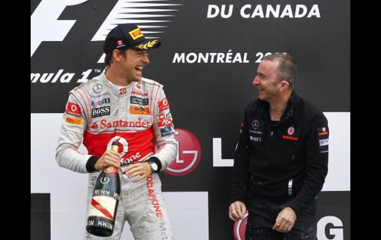 El piloto británico Jenson Button (i), del equipo McLaren Mercedes, celebra junto a Martin Whitmarsh. EFE  /