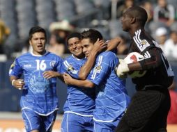 El jugador de la Selección salvadoreña, Rodolfo Zelaya, celebra con sus compañeros tras marcar ante Cuba. REUTERS  /