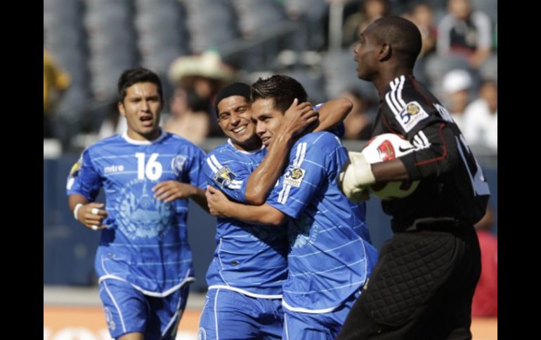 El jugador de la Selección salvadoreña, Rodolfo Zelaya, celebra con sus compañeros tras marcar ante Cuba. REUTERS  /