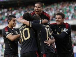 Jugadores de la Selección mexicana celebran tras el primer gol. REUTERS  /