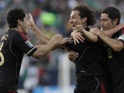 Efraín Juárez celebra con Andrés Guardado e Israel Castro una anotación del Tricolor, en el triunfo de 4-1 sobre Costa Rica. REUTERS  /