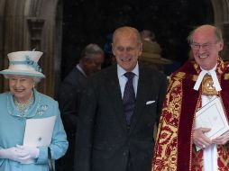 La reina Isabel II y Felipe de Edimburgo, con el reverendo David Conner, a la salida de la capilla de San Jorge. EFE  /