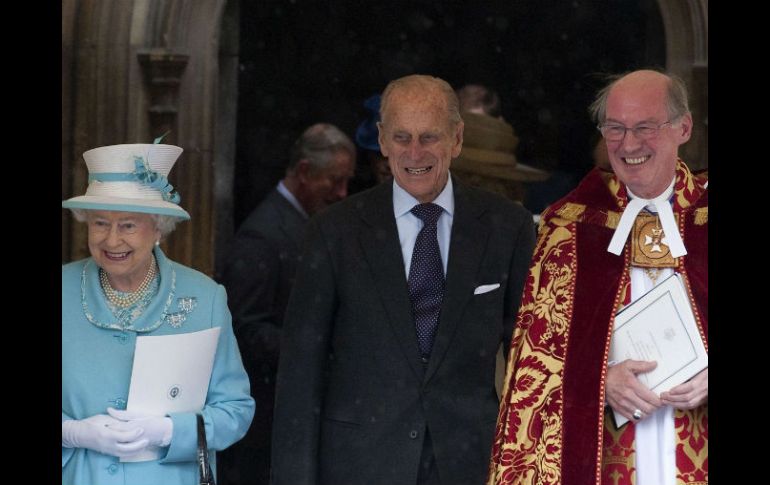 La reina Isabel II y Felipe de Edimburgo, con el reverendo David Conner, a la salida de la capilla de San Jorge. EFE  /