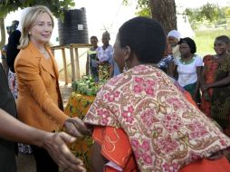 La secretaria de Estado visita una cooperativa de agricultores en Mlandizi, ubicada al este de Tanzania. REUTERS  /