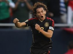 Andrés Guardado festejando una de sus dos anotaciones. AFP  /