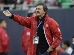 Ricardo La Volpe dando indicaciones a sus jugadores de la Selección de Costa Rica en el duelo ante México. AP  /