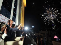 Erdogan y su esposa saludan a simpatizantes durante un acto de celebración en la sede de la colectividad en Ankara, Turquía. EFE  /