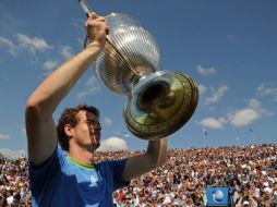 Andy Murray levanta el trofeo del torneo de Queen's. REUTERS  /