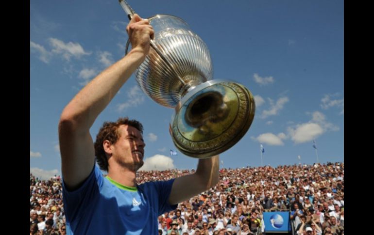 Andy Murray levanta el trofeo del torneo de Queen's. REUTERS  /