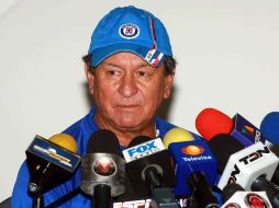 El técnico de Cruz Azul, Enrique Meza, en una rueda de prensa tras sesión de entrenamiento. MEXSPORT  /