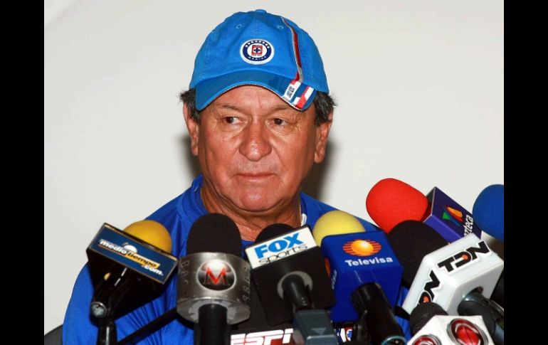 El técnico de Cruz Azul, Enrique Meza, en una rueda de prensa tras sesión de entrenamiento. MEXSPORT  /