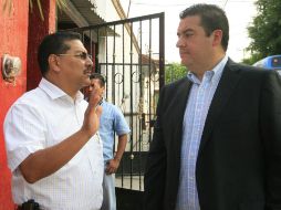 José Luis Hernández Amaya y Héctor Vielma, el viernes en la entrega de un cheque a vecinos de Balcones de la Cantera. M. FREYRIA  /